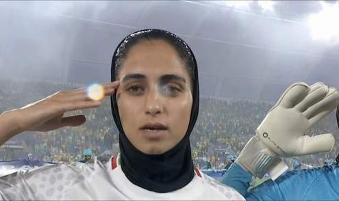 在线娱乐平台-女足亚洲杯焦点战：伊朗女足今天高唱国歌，首发11人集体敬礼！